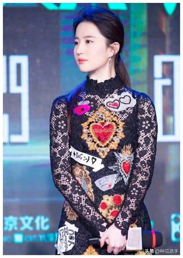 刘亦菲一件羽绒服穿10年不算啥，天仙也曾是丑衣服收藏家啊