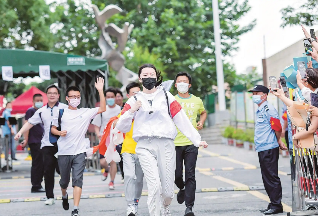 2022年高考难度倍增，考生若想上岸“本科”，总成绩要达到这些