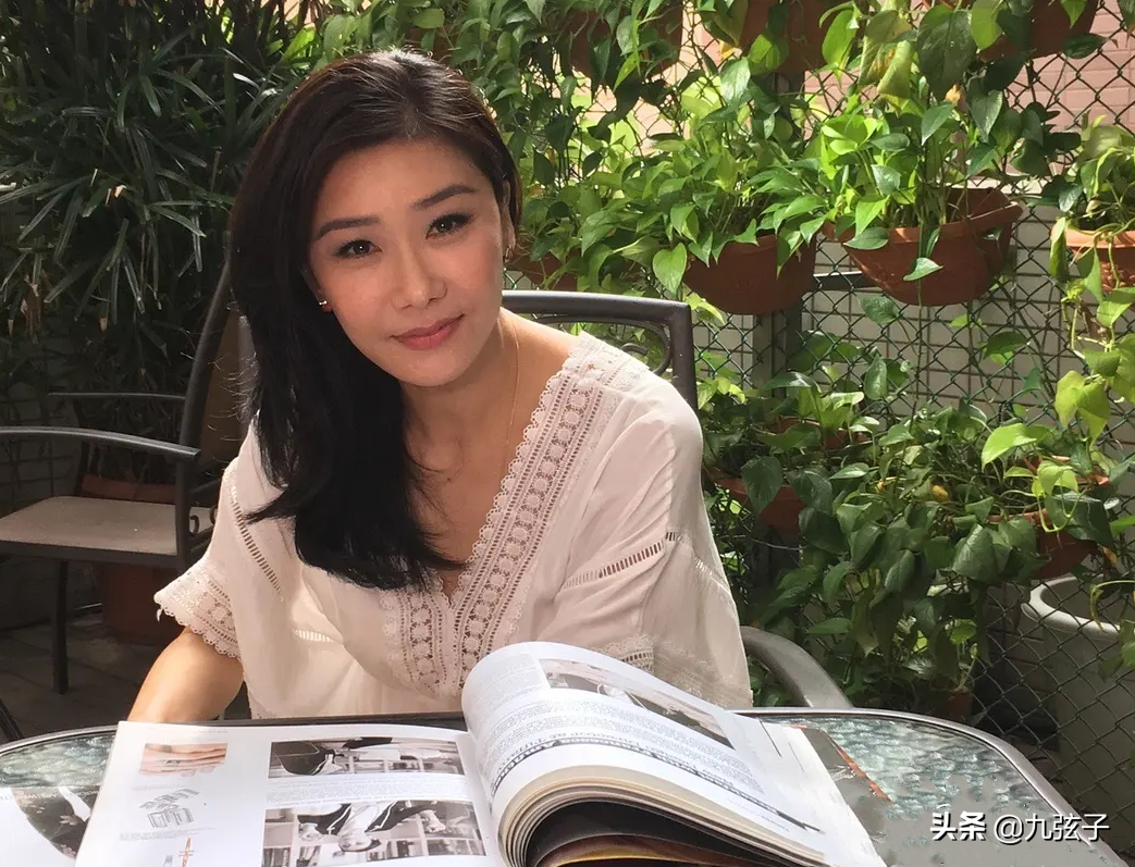 放弃养子才能披上婚纱，52岁的张慧仪宁可单身地活着