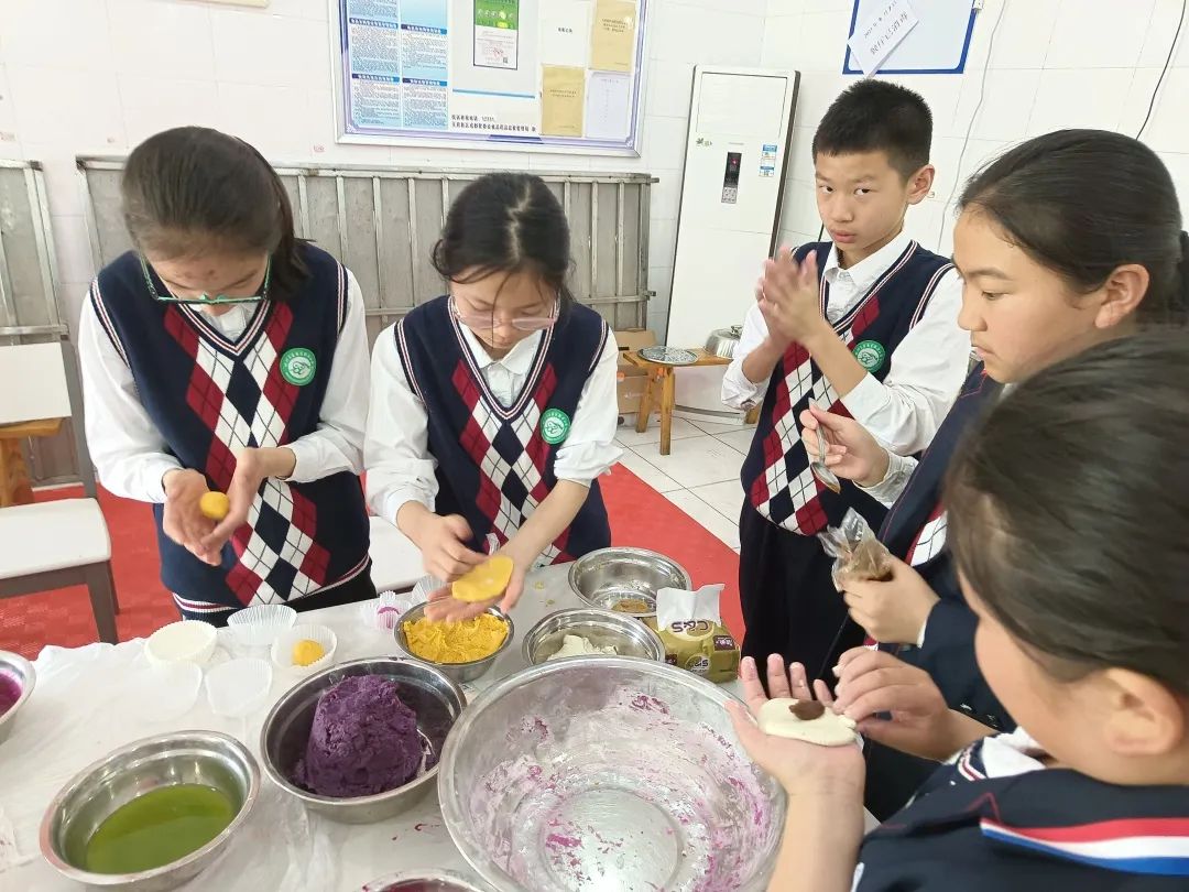 新兴小学劳动教育“小厨房”课程之“做青团”