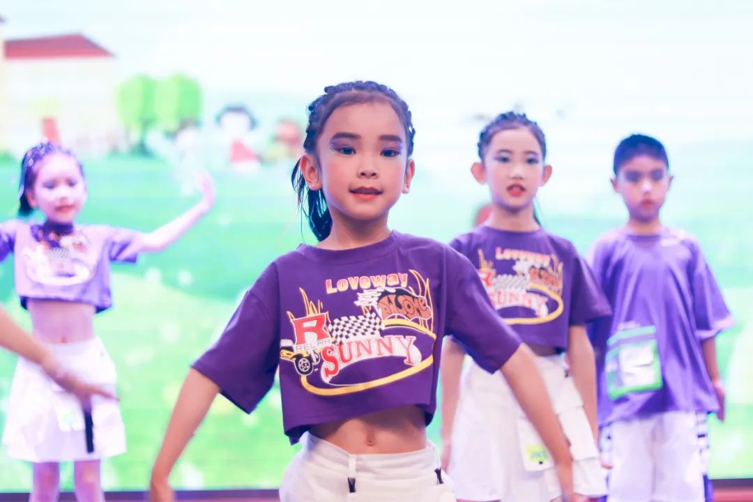 天府新区华阳实验小学举行“童星耀五月·艺术绽花开”群舞比赛