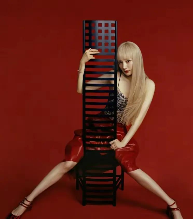 三大顶流的豹纹battle，迪丽热巴休闲惬意，赵丽颖杨幂一言难尽