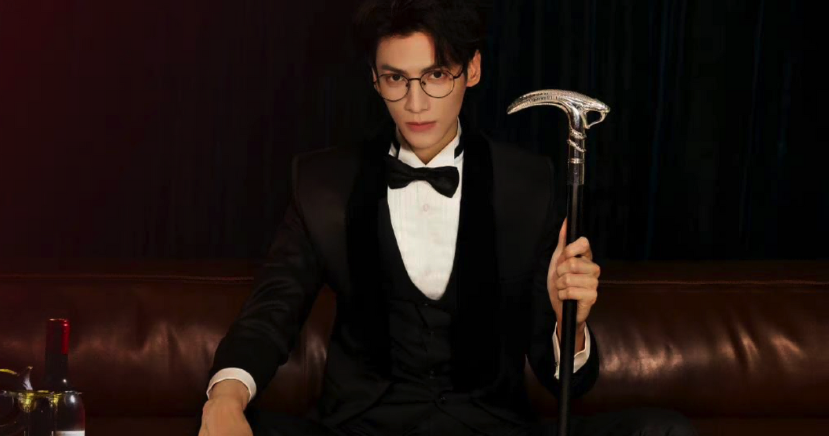 同样是“眼镜造型”，把肖战王一博和吴启华放一起，差距就出来了