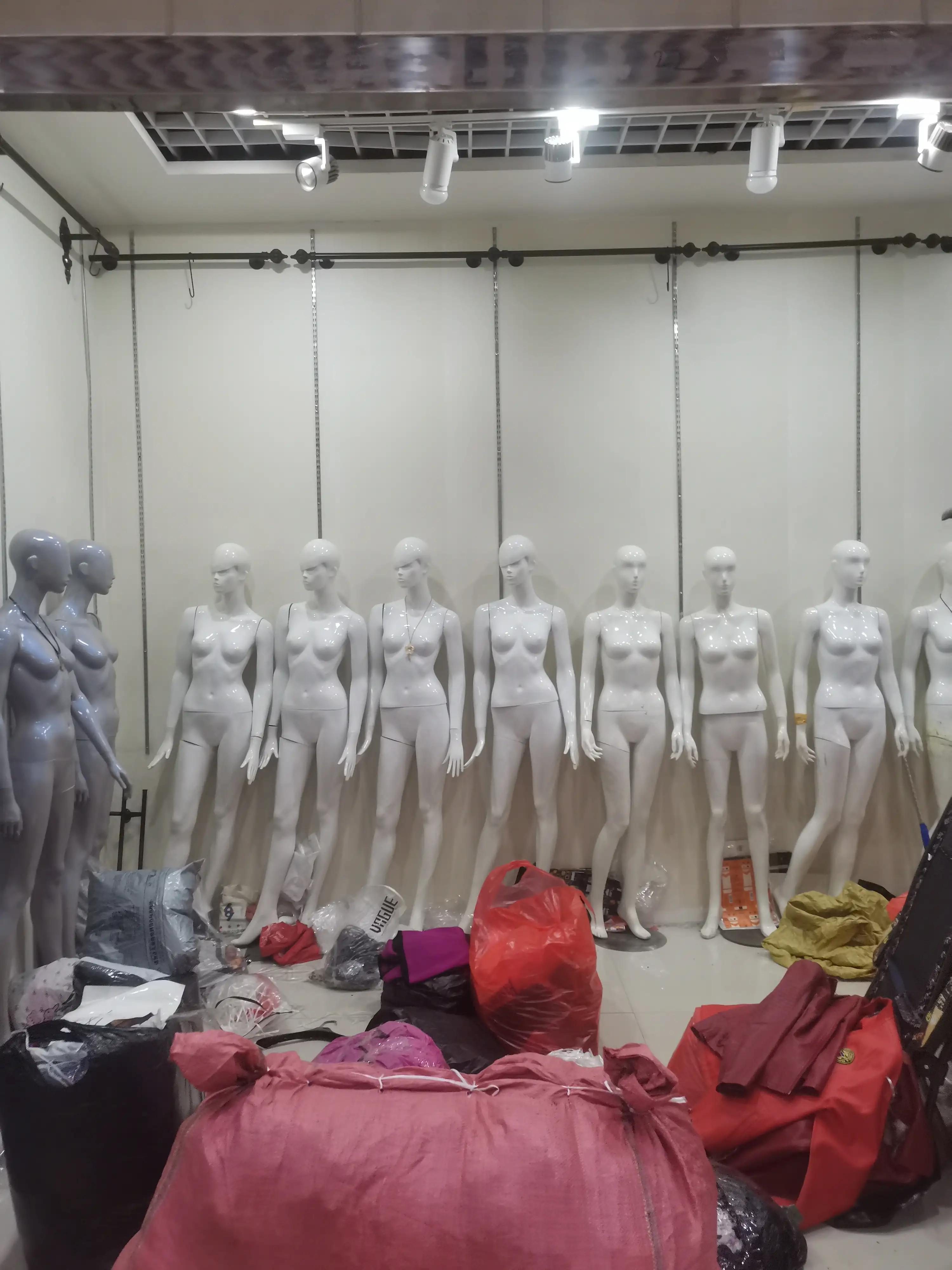 疫情下的实体店生意一落千丈，干了三十年的服装人黯然离场