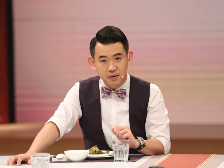 难出头的二线主持人：直播、跳槽、四处流窜，老实的斗不过精明的