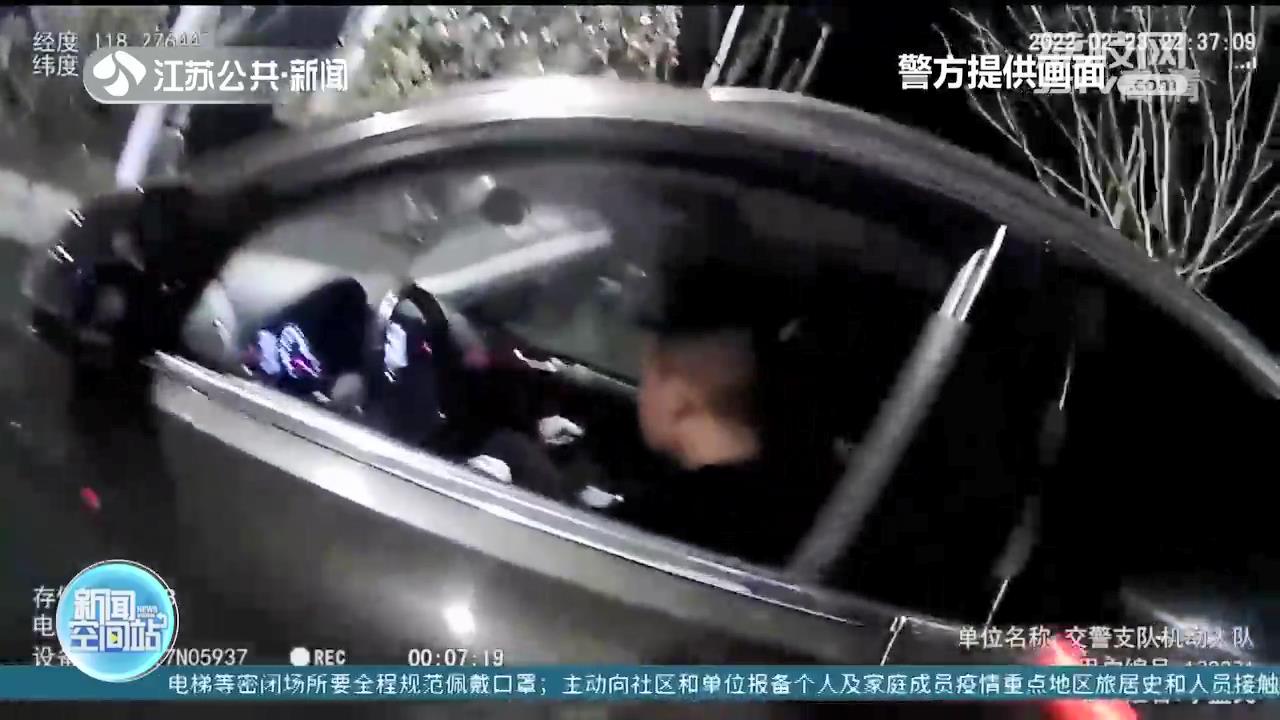 宿迁一男子酒驾路遇交警慌忙换座，被民警查获时候发现其还吸食“笑气”