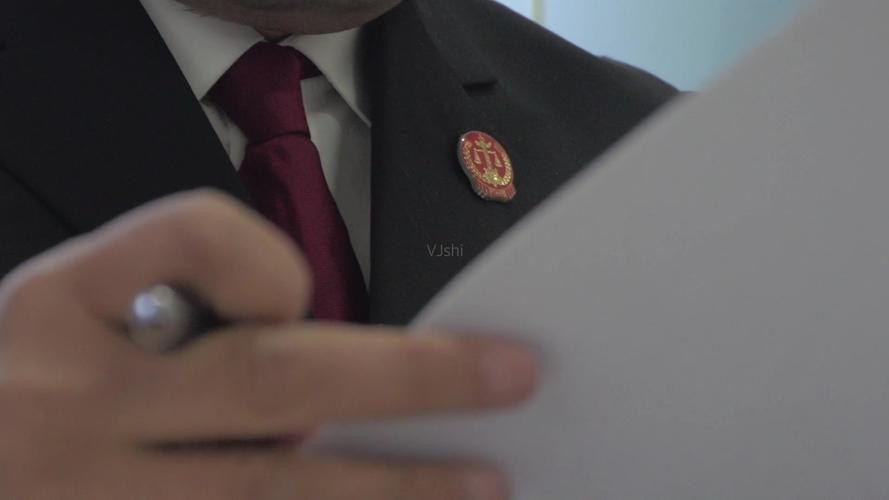 女学霸712分考入人大，毕业后嫁入农村生育六个孩子，靠低保度日