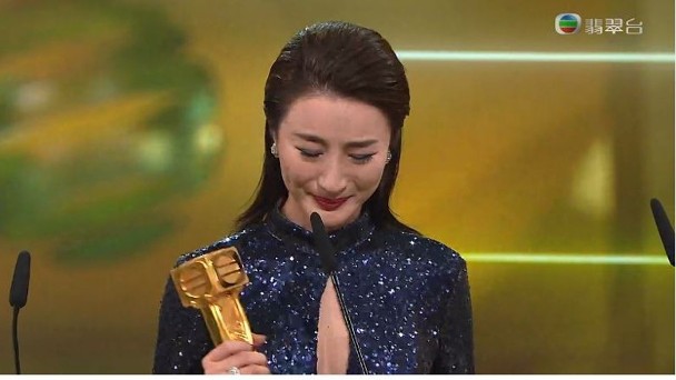 TVB颁奖礼上演宫斗，钟嘉欣痛失视后输给林夏薇是因为站错队？