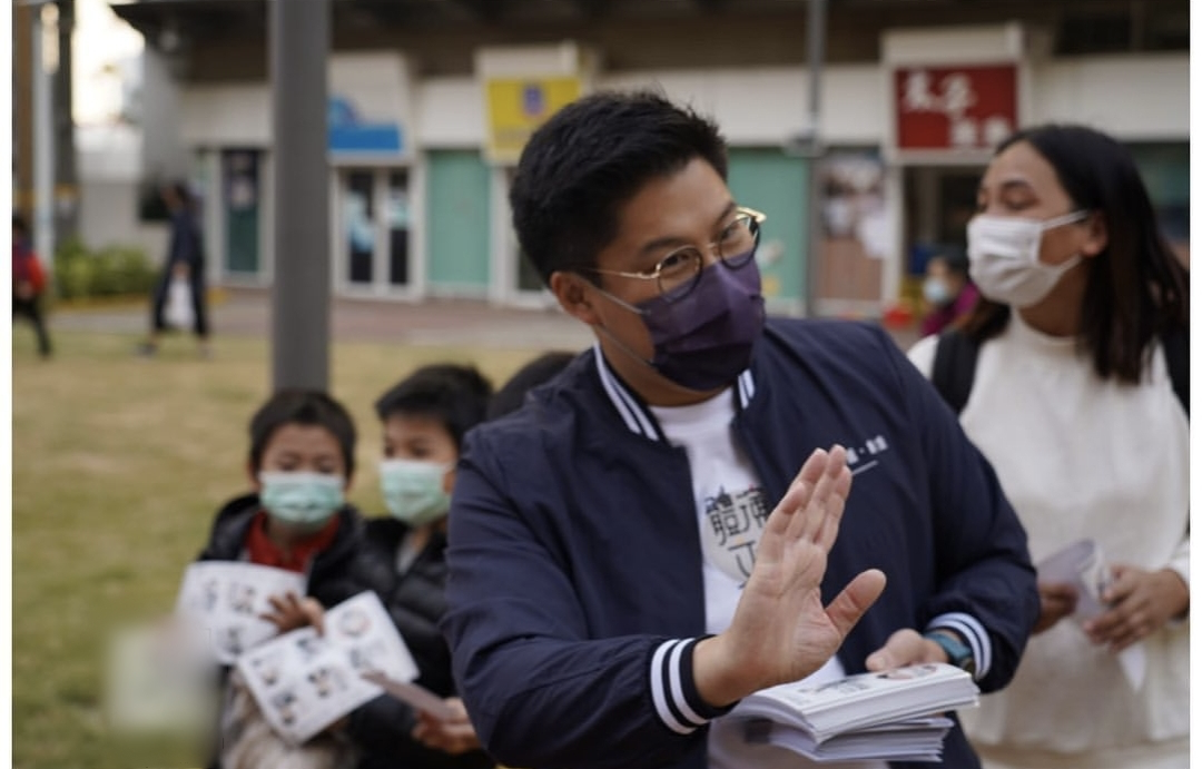 霍启刚带郭晶晶和儿子街头拉选票，亲弟弟一同现身帮宣传尽心尽力