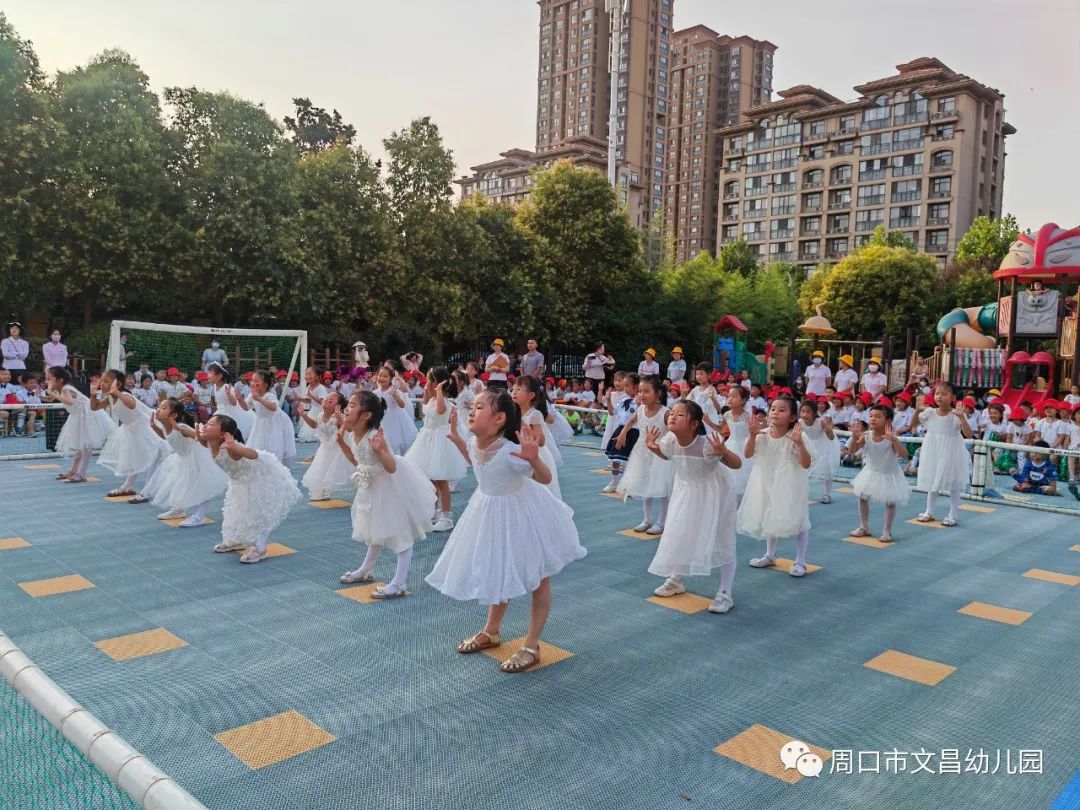 足球比赛为什么要带小孩开场(“球”在脚下“足”够精彩—周口市文昌幼儿园第一届“幸福杯”幼儿足球赛)