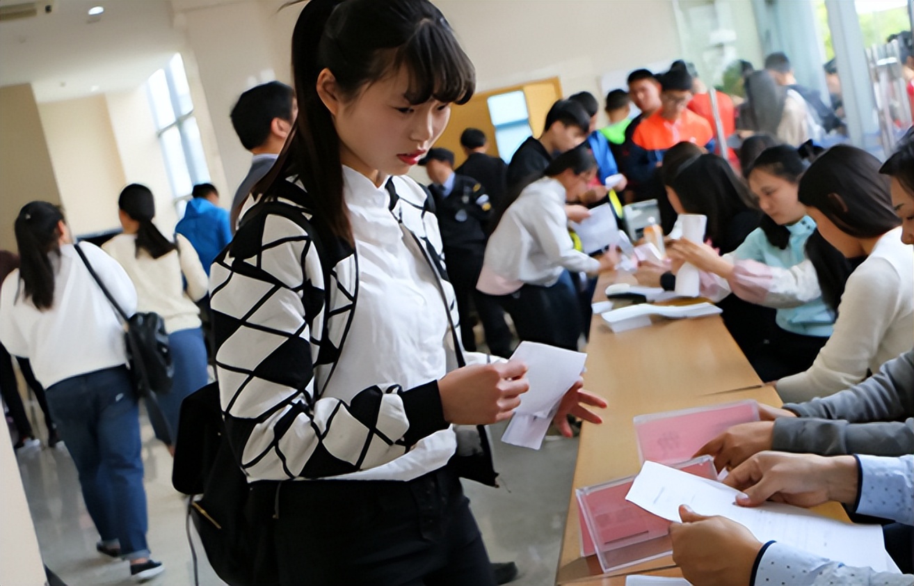 一组清华教室实拍图，上课抢座都陷入“内卷”？被嘲高学历低素质