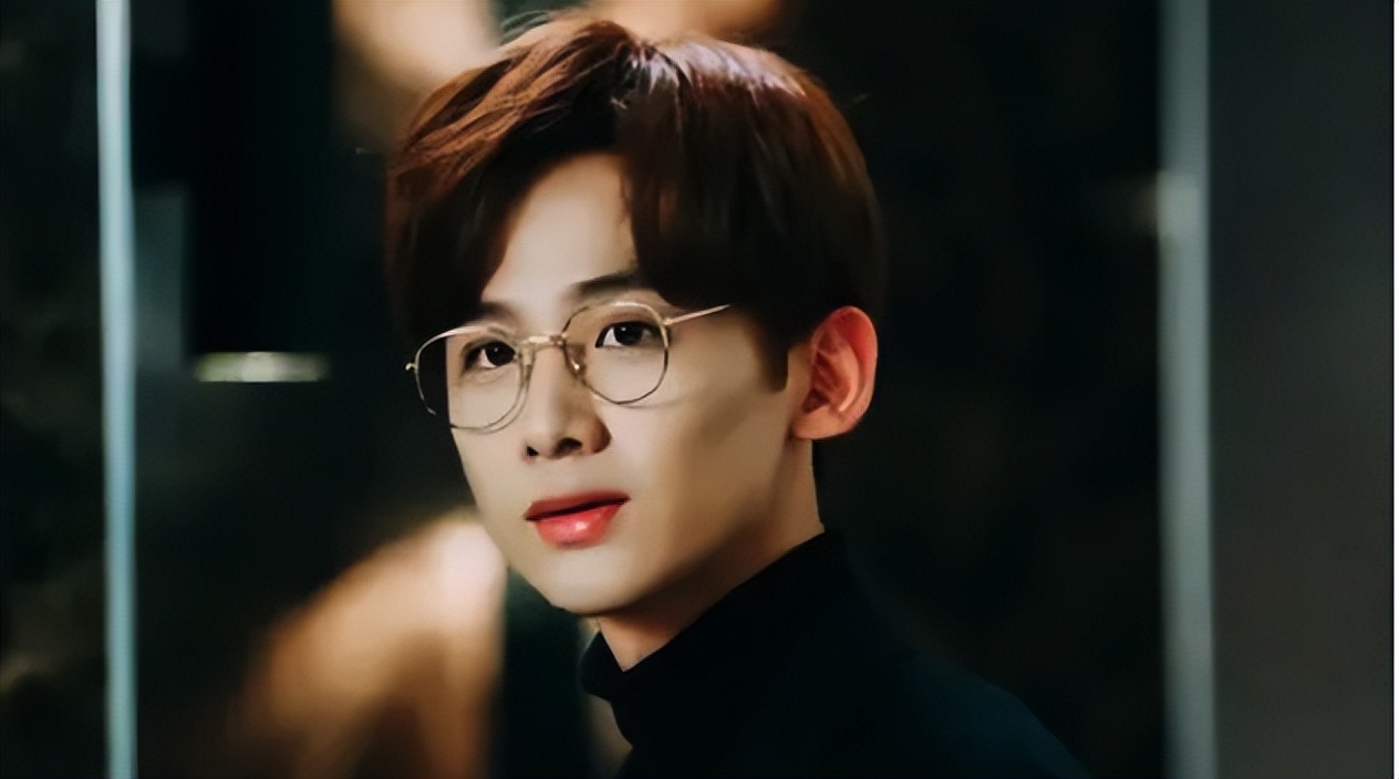 同样是“眼镜造型”，把肖战王一博和吴启华放一起，差距就出来了