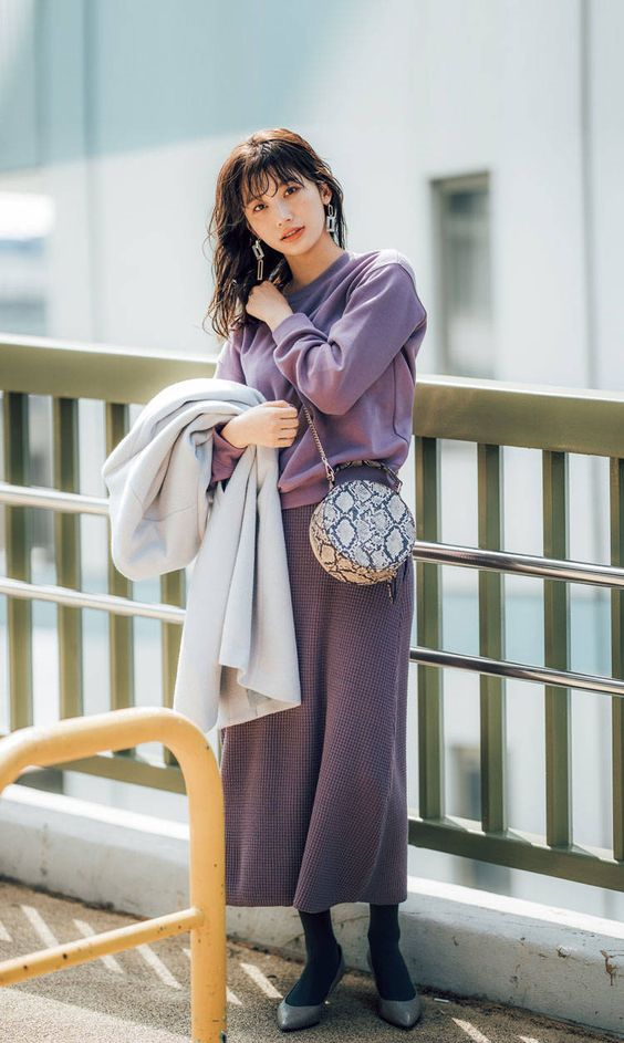 穿懂“卫衣”气质翻倍，配上这3种单品，既有女人味又可演绎帅气