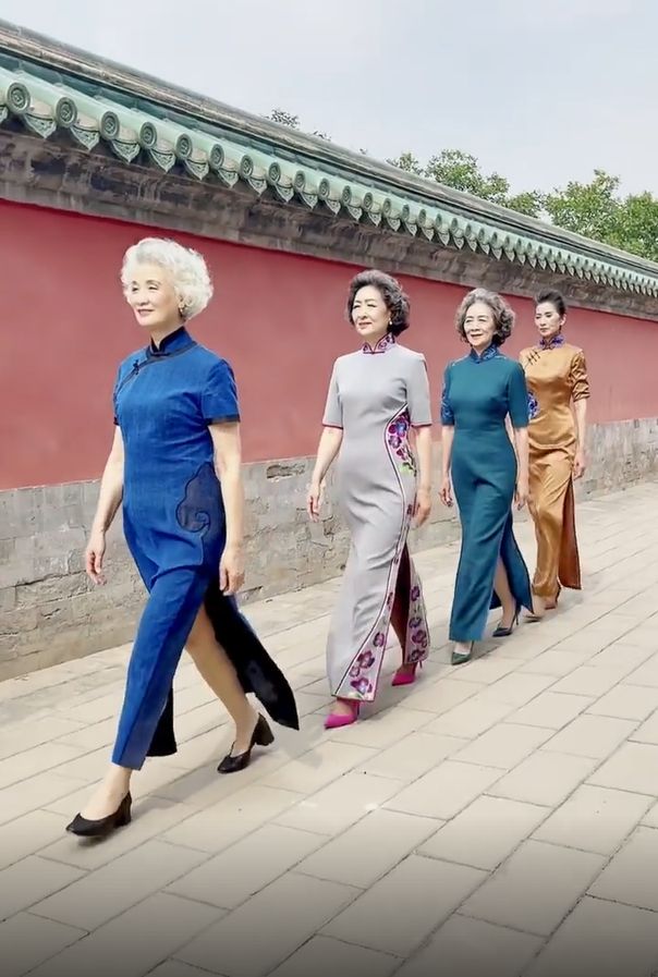 这才是真正"时尚奶奶",不跳广场舞爱走模特步,满头白发也优雅