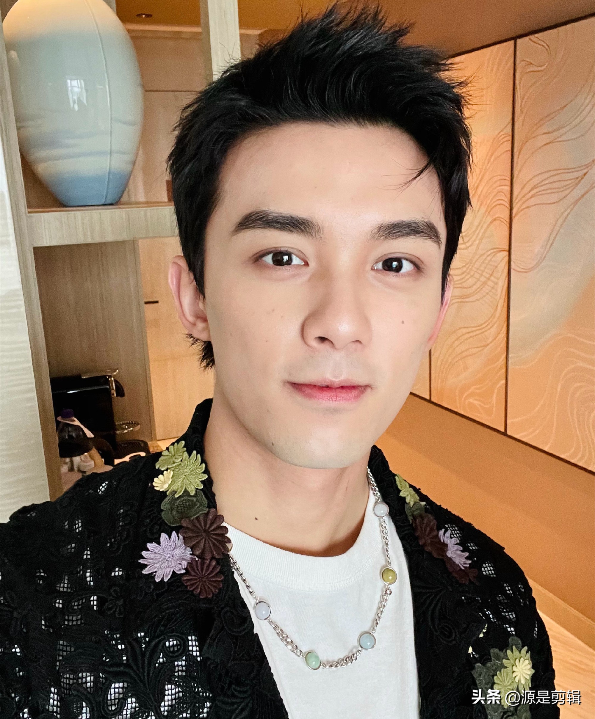 吴磊帅气玩自拍美照