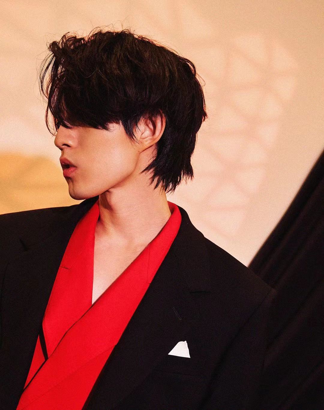 35岁林宥嘉晒高清帅照,下巴尖锐像锋利匕首,歌迷担心太瘦不健康