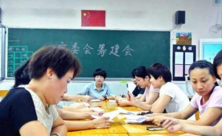 家长群“自我介绍”火了，职位听上去高大上，翻译过来家长想退群