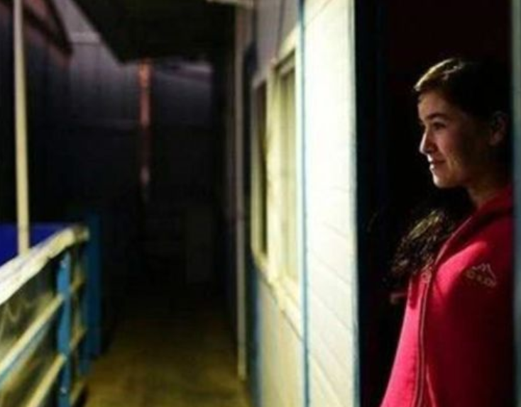 24岁外国女大学生倒追45岁农民工，今已成婚生子，计划在成都买房