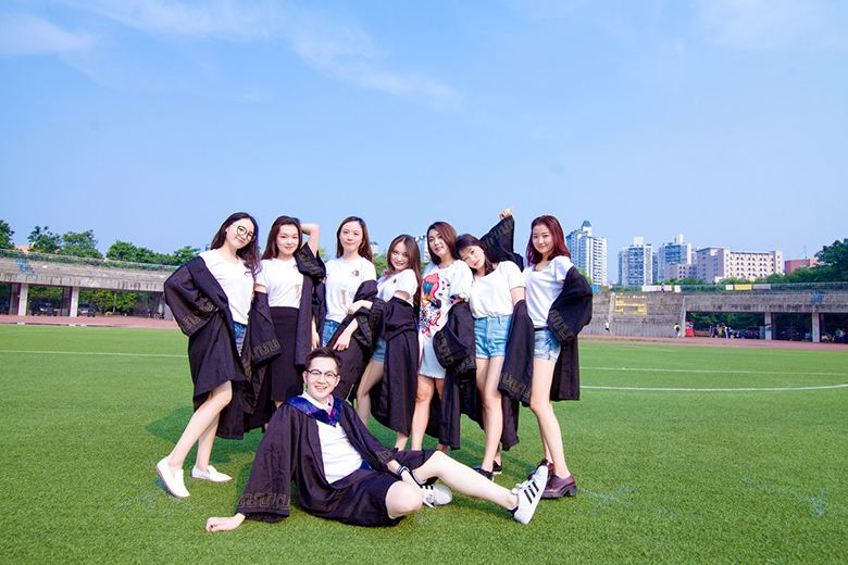女生刚拔完智齿,就通知拍毕业照,美女硬生生被拍成"表情包"