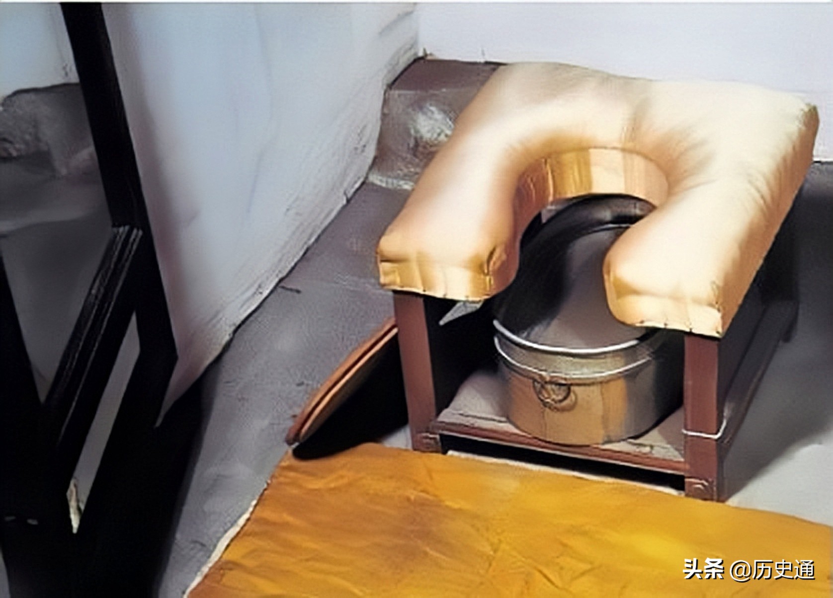 宫闱秘事：帝王与妃嫔如厕，特定手纸与便器，慈禧最讲究