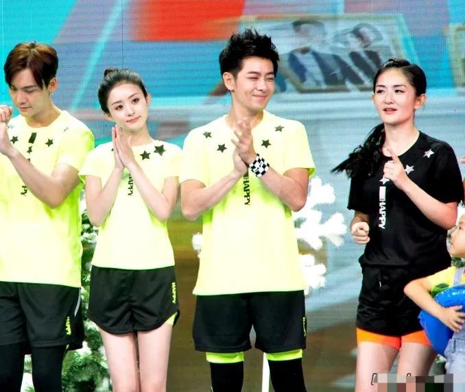 赵丽颖黑色牛仔短裤，清纯可爱，真是越来越年轻了