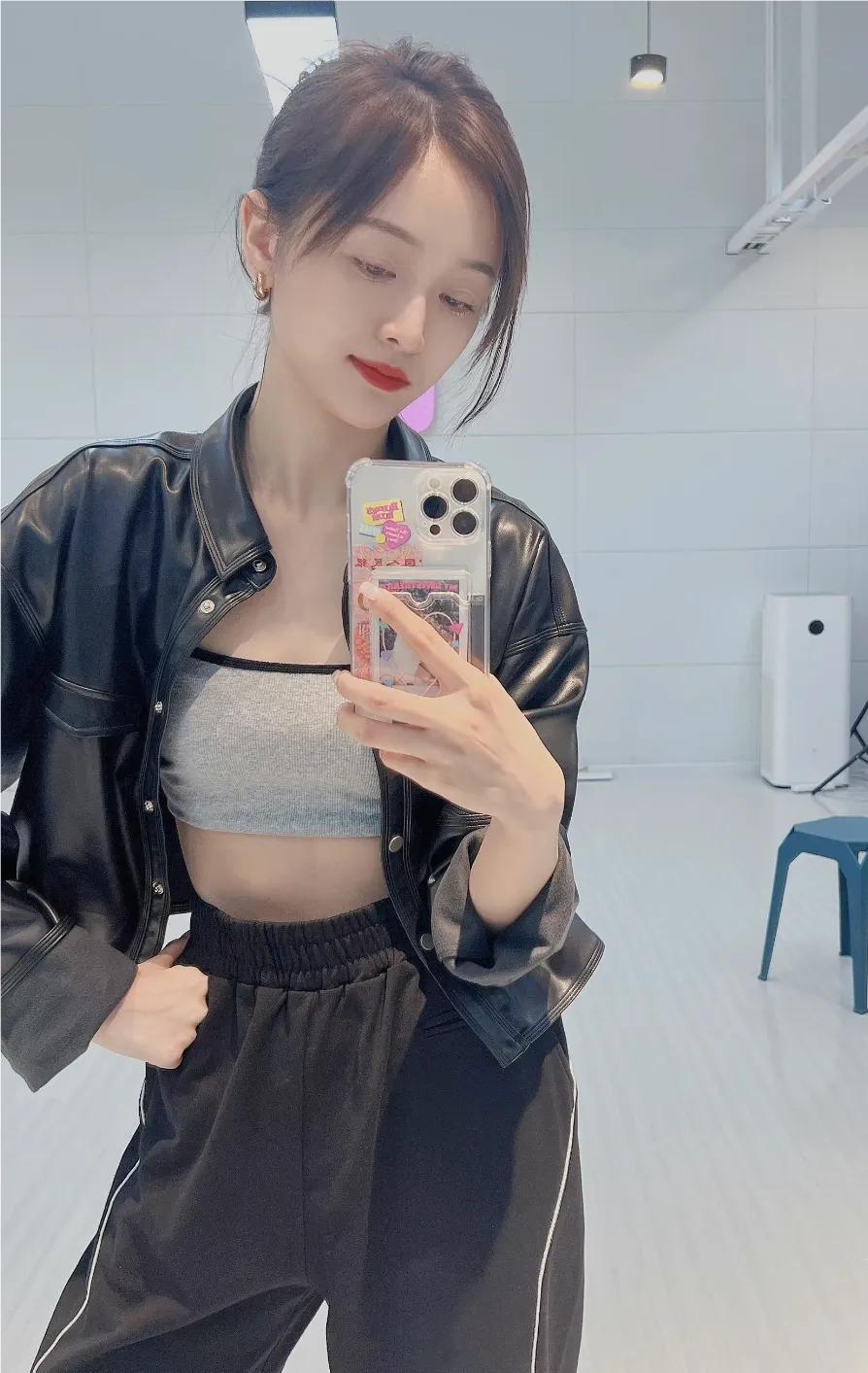 7月第一天，吴宣仪美照来袭，以此告别六月