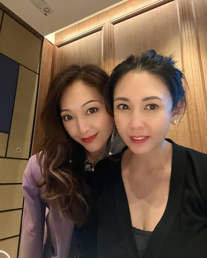 54岁邱淑贞为好友庆生罕露脸，戴名表钻戒显贵气，气质优雅高贵