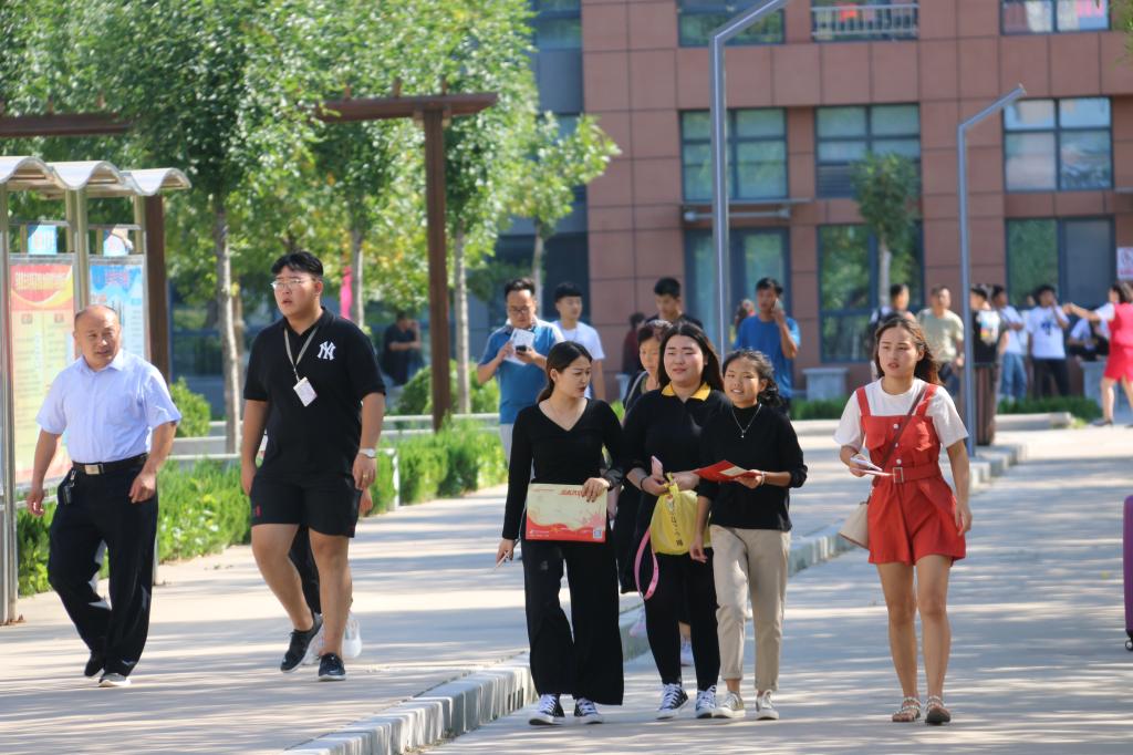 大学女生每月花费一万元，却自称“挑战节约”，贫困生们坐不住了