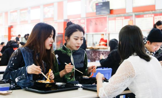 一大学现“智慧食堂”，学生自助打饭，网友：不用担心阿姨手抖了