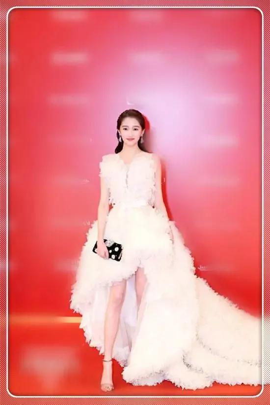 同穿羽毛裙比美：在关晓彤少女感的衬托下辛芷蕾高级感荡然无存