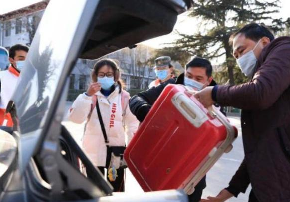 大学女生放假带男友回家，第一天其乐融融，一夜之后却被家长撵走