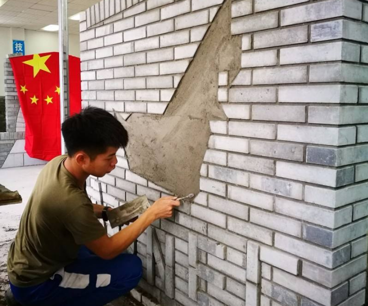 广东小伙初中毕业上职高，19岁靠砌墙成世界冠军，却拒绝百万年薪