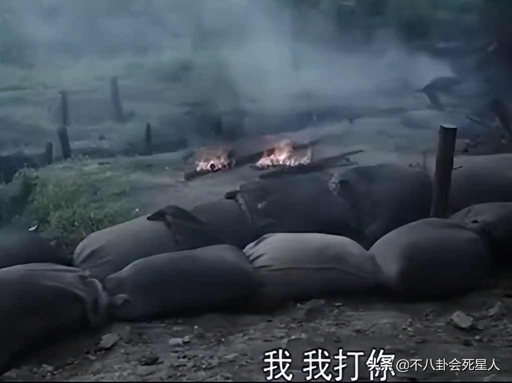 抗日剧变矫情？涂发胶抹口红，白面烧饼还嫌弃，对得起以前战士吗