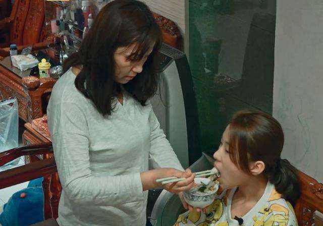 巨婴公主：16岁吃饭靠人喂，每天开销过万，开兰博基尼卖手机壳