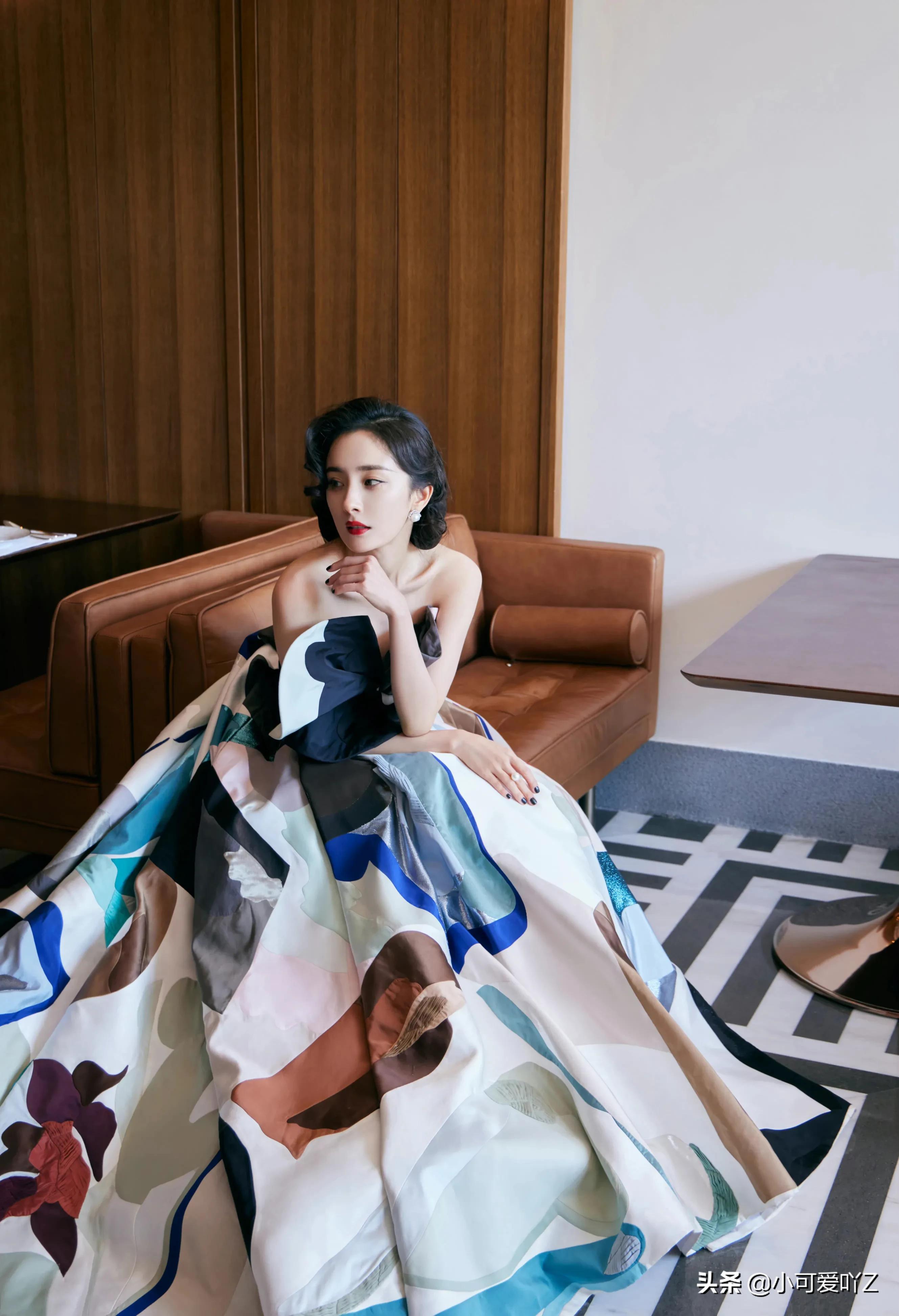 杨幂，复古礼服，波浪卷发，尽显优雅成熟