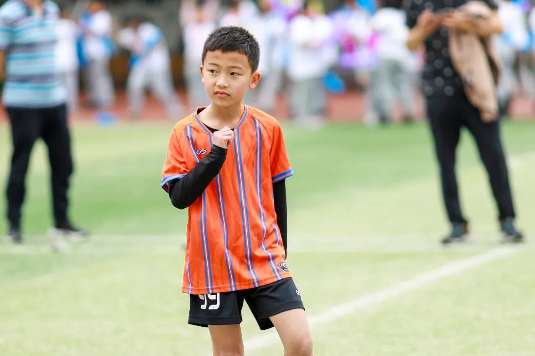 天府新区华阳实验小学在升旗仪式上隆重举行足球运动会颁奖典礼
