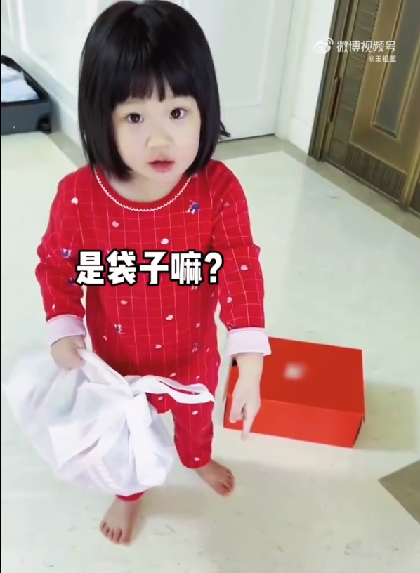 王祖蓝晒俩女儿萌态，天韵和妹妹分享冰墩墩，可爱懂事越长越漂亮