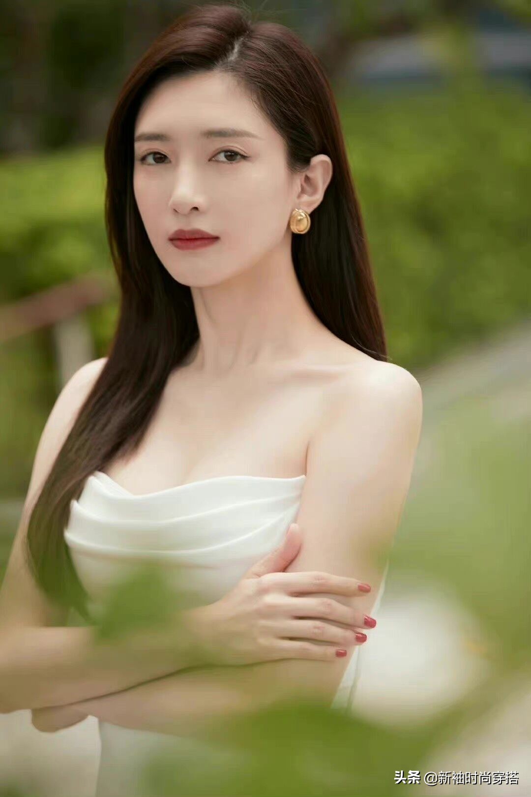 江疏影新造型曝光，白色裙装清纯又时尚