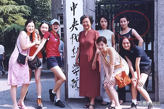 《小敏家》演员学历比拼，黄磊毕业于北电，周迅和董卿是校友