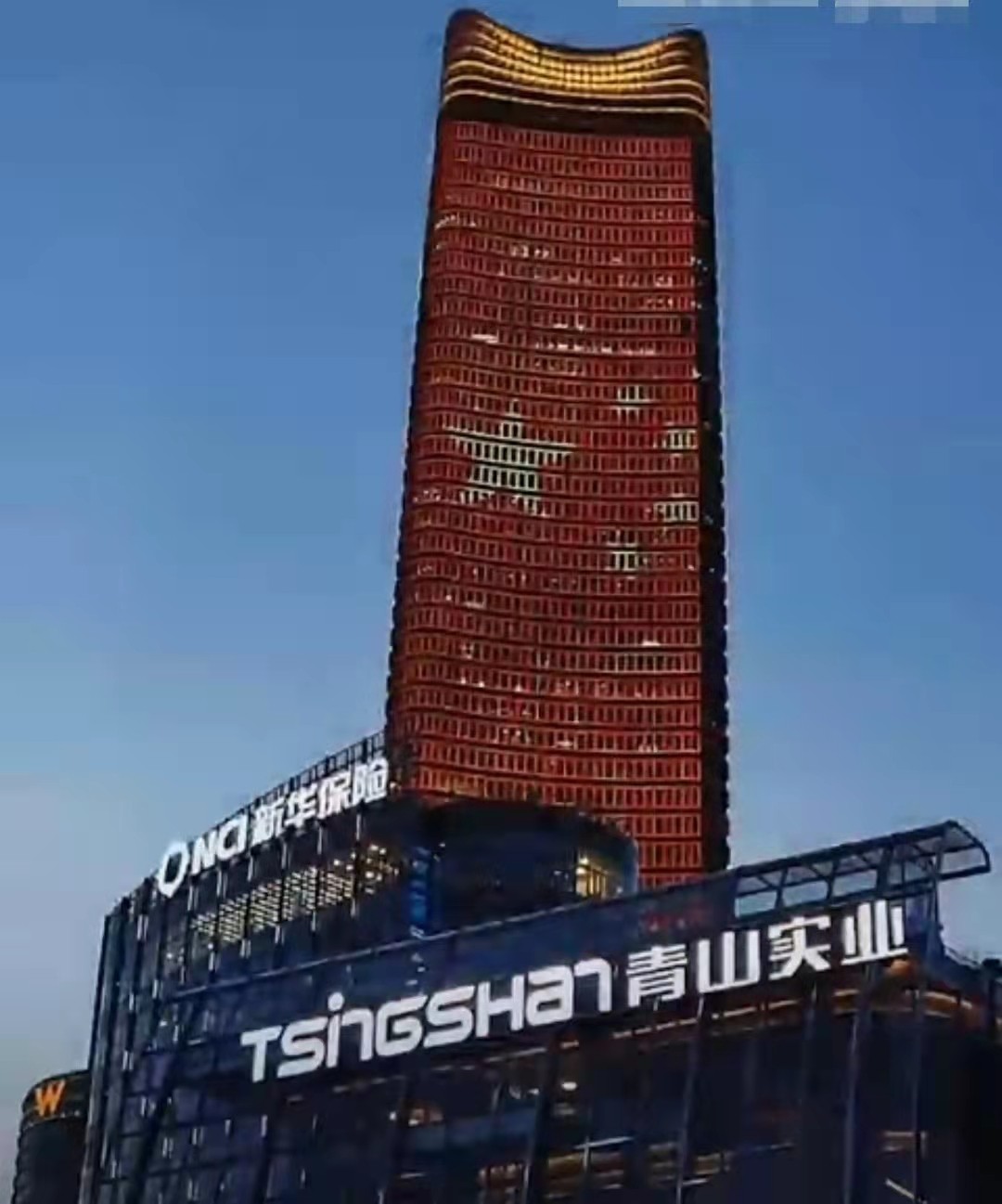 仅仅两天,伦镍价格暴涨了248%,这让中国青山控股集团持有的镍空头一度