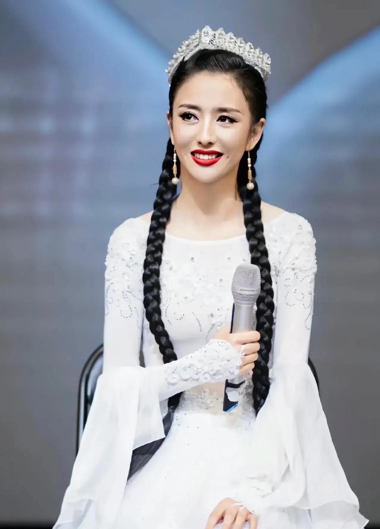 佟丽娅白色长裙翩翩起舞，优雅俏丽，美丽的新疆姑娘