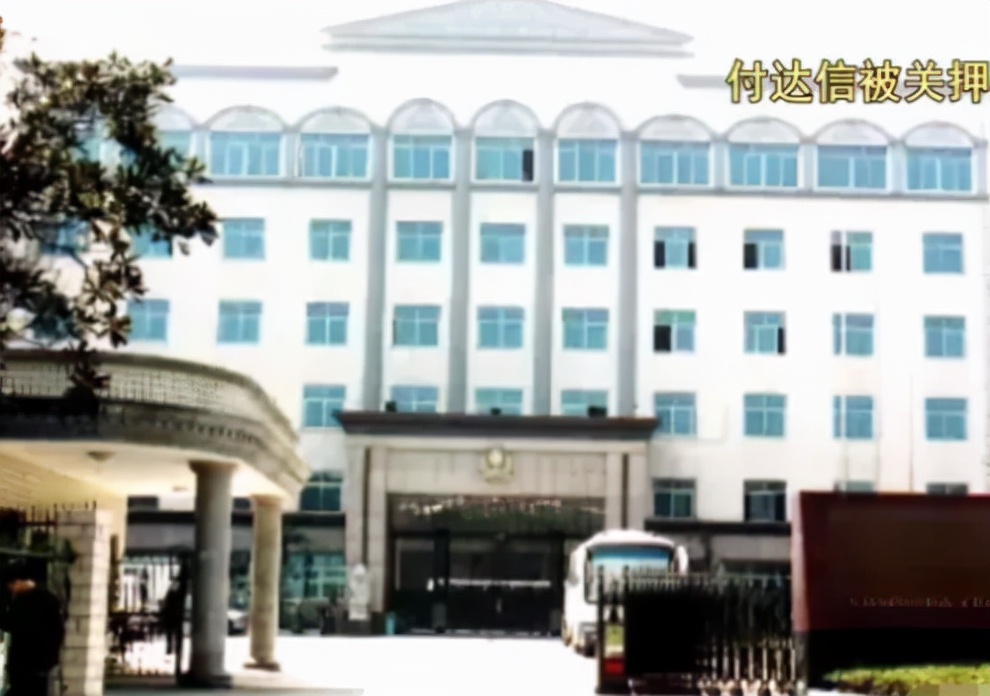 2008年，七旬老人故意抢劫入狱“养老”，被捕时笑着说：判重一些