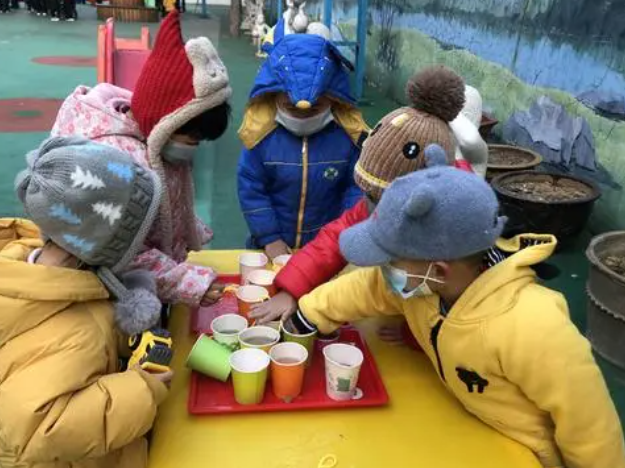 天气越来越冷，幼儿园学生集体“玩失踪”，请假理由逗笑网友