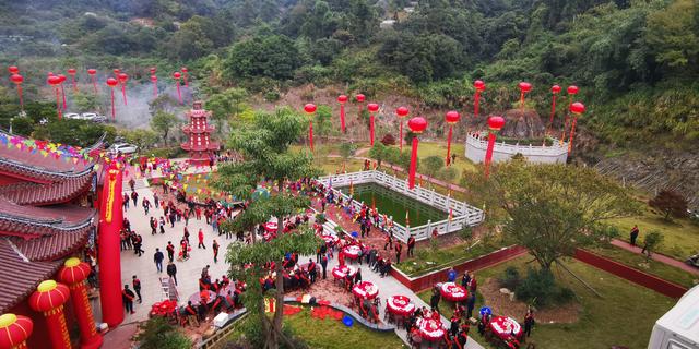 福州山区发现一座巨型土楼，里面装修太豪华了，吸引很多村民围观