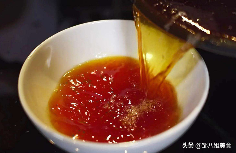 炒糖色，用水还是用油？教你正确做法，糖色红亮不糊，很简单