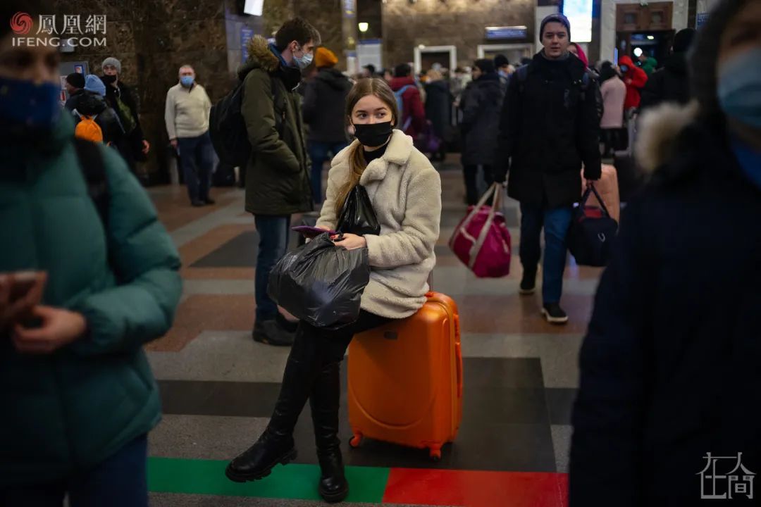 经过了超17小时的三段旅程(在人间｜华裔摄影师的战地观察：我跟随难民从东向西穿越乌克兰)