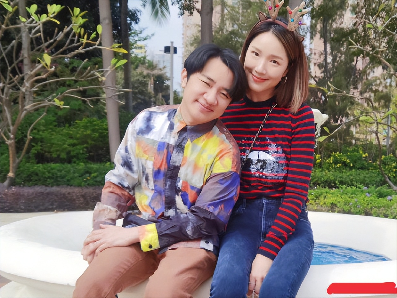 李亚男与两女儿跳舞，天韵手舞足蹈表演欲强，妹妹呆萌可爱像妈妈