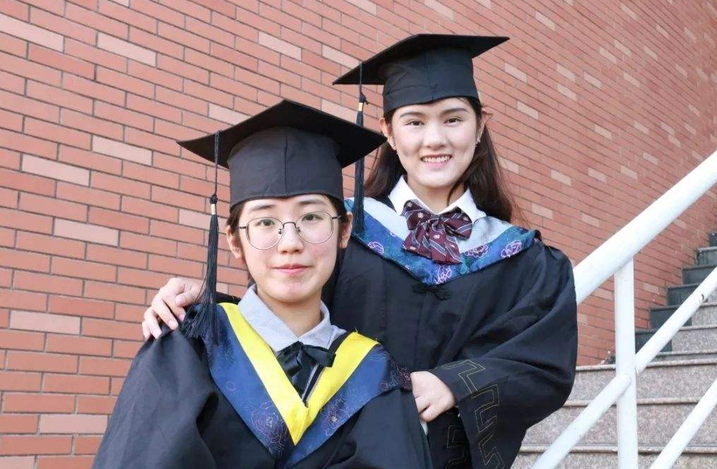 专科生是大学生吗？穿学士服拍毕业照，被本科生嘲笑没有资格