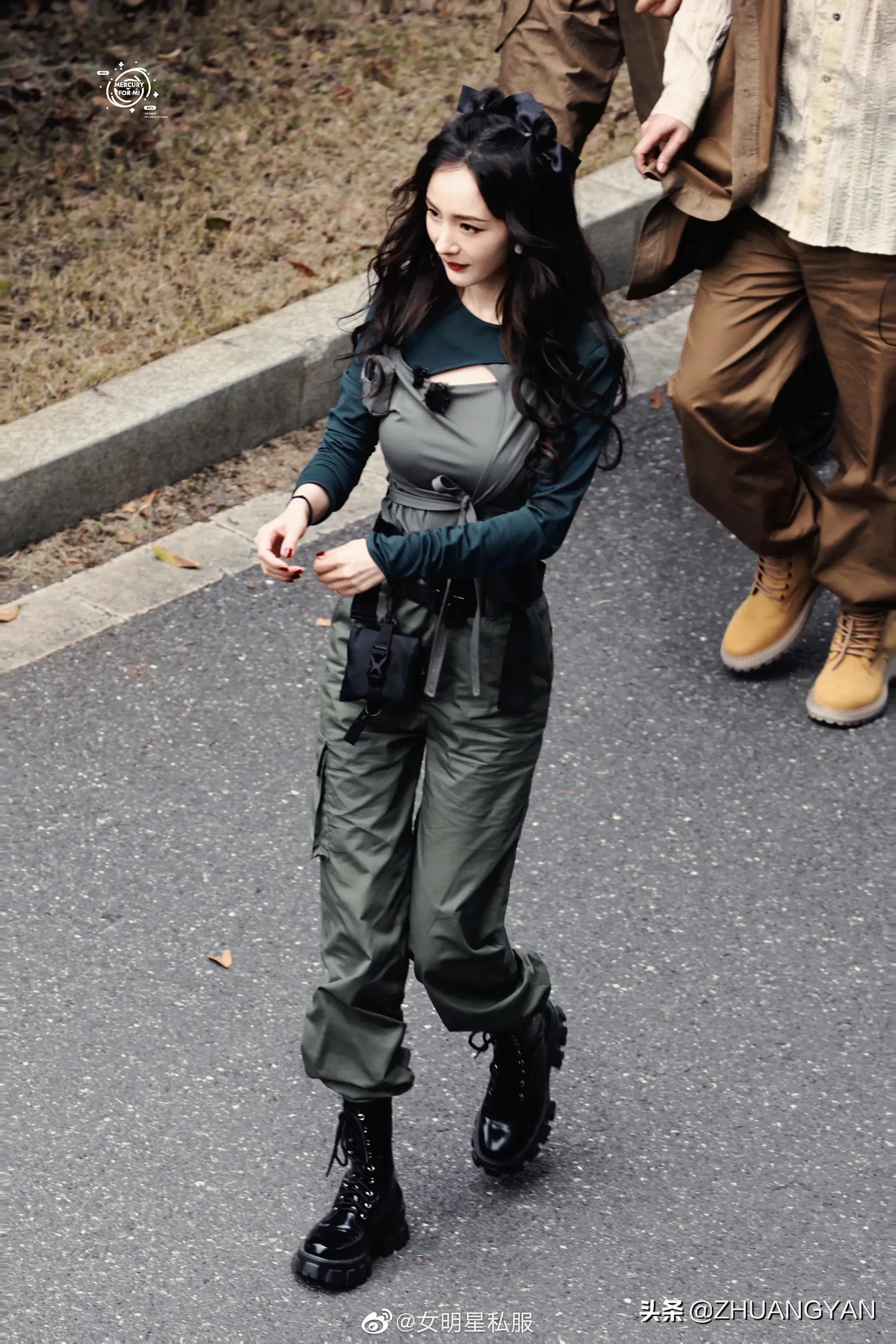 杨幂密室大逃脱的路透照公开，长得美身材辣，走起工装风又甜又酷