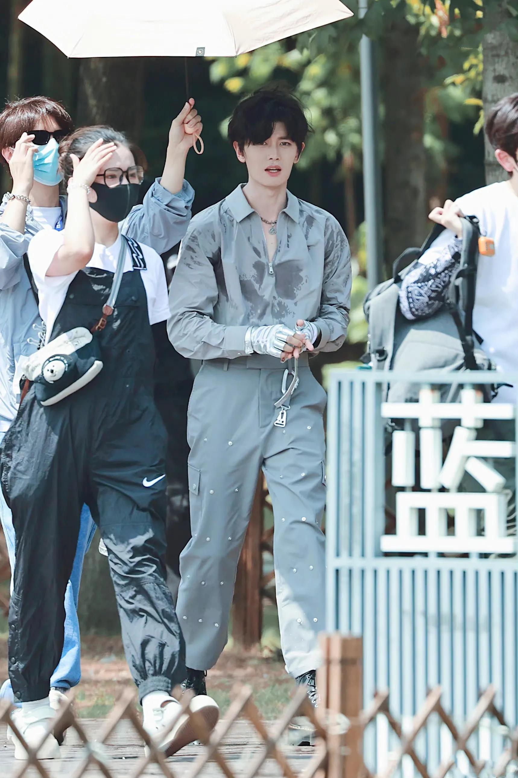 #任嘉伦#嗨放派~嘉伦热晕了快